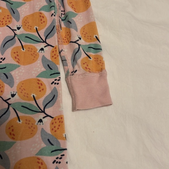 Hanna Andersson 80 cm 18 to 24 mo. pajamas, tangerine, and flower pattern - Picture 6 of 11